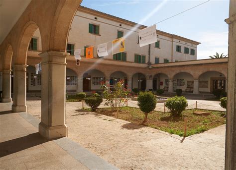 Colegio Col·legi Sant Pere en Palma De Mallorca .